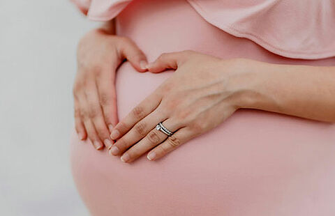 Photo d'une femme enceinte se tenant le ventre