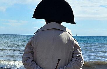 Affiche représentant Napoleon de dos sur la plage