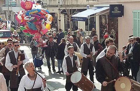 Photo de rue avec des musiciens et des ballons