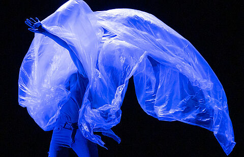 Photo de Lucie Muller en train de dancer sous un voile blanc
