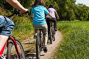 Photo de jeunes à vélo sur un sentier