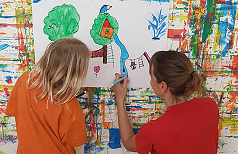 Deux enfants dessinant au musée Fernand Léger